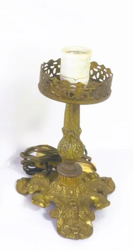 Antigo Abajur bronze dourado ricamente trabalhado em auto relevo uma lâmpada *Descrição