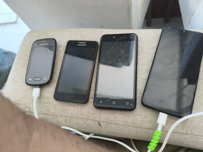 Lote com 4 celulares antigos para retirada de peças ou conserto