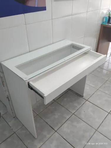 Bancada com tampo de vidro