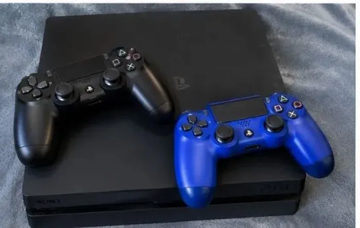 Playstation 4 com 2 controle 
