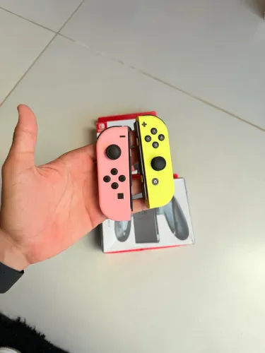 Joy-Con Pastel Pink/Pastel Yellow + Joy-con Charging Grip