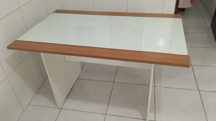 Vendo uma linda mesa de jantar em MDF com vidro, semi-nova 