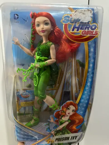 BONECA DC SUPER HERO GIRLS - HERA VENENOSA POISON IVY