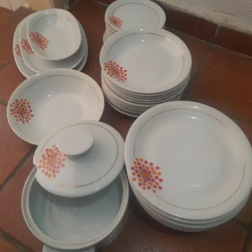 Conjunto de jantar de porcelana Renner de l980 para retirada no bairro da Penha Sp