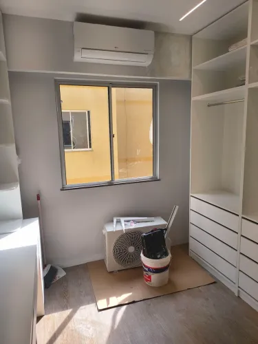 Instalação e manutenção de ar-condicionado.