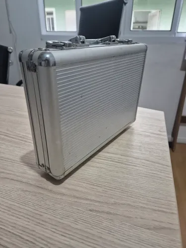 Maleta de poker metálica com fichas de 4 cores