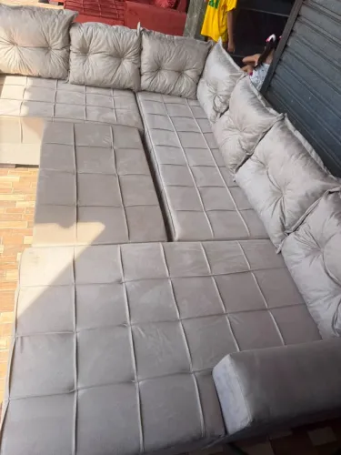 Sofa de luxo disponível. Entrega grátis