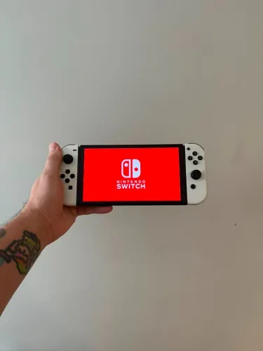 Nintendo Switch 64GB | OLED - Seminovo (menos de um ano de uso)