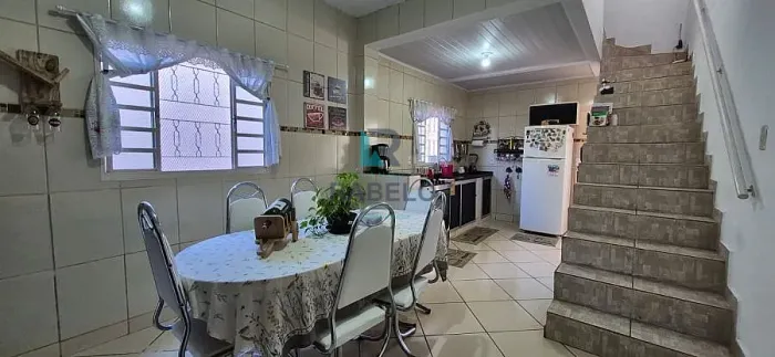 SOBRADO COM 3 QUARTOS Á VENDA NO BAIRRO DA CRUZ EM LORENA-SP