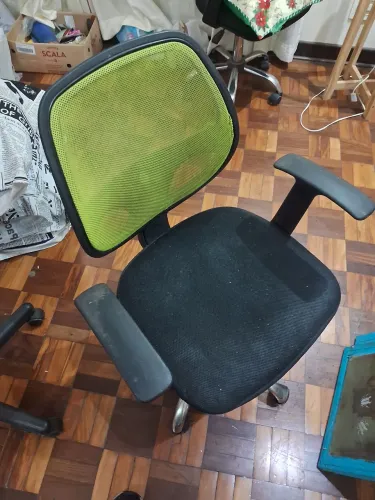 Cadeira de escritório giratória preta e verde