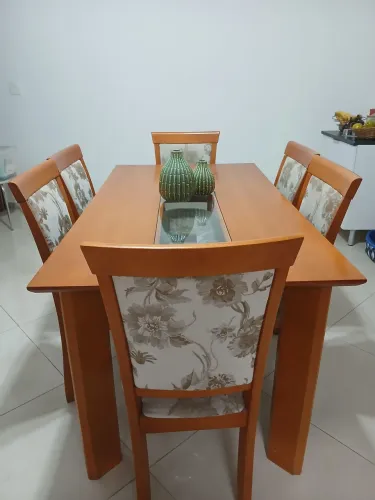Mesa com 6 cadeiras 