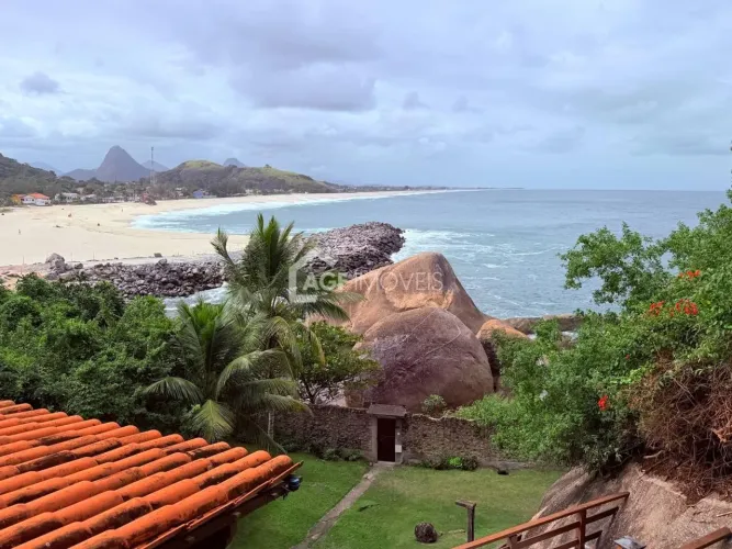 Casa Linear em Condomínio com Acesso a Praia