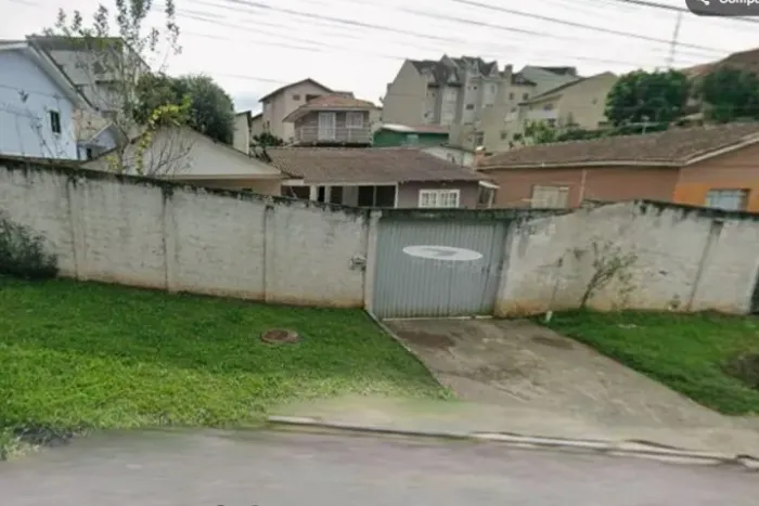 TERRENO COM 485 m², COM 4 RESIDENCIAS EM ALVENARIA A VENDA
