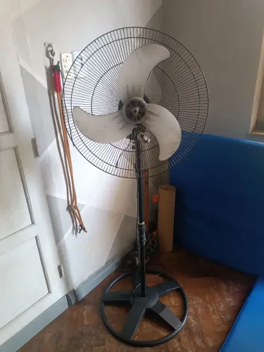 Ventilador de pé 60cm..