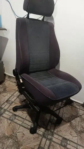 Cadeira com estofado de Tempra.