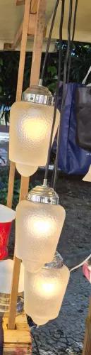 ART DECO Luminária de teto com três cupulas opalinas marteladas francesas belíssimas