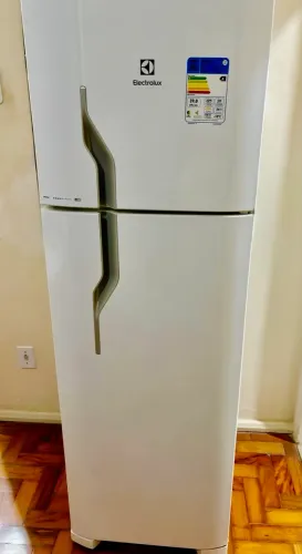 Geladeira Electrolux Frost Free 261L - com acúmulo de gelo