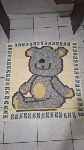 Vendo tapete de crochê de urso amarelo. 1,22 x 1,10 M.( aceito proposta )