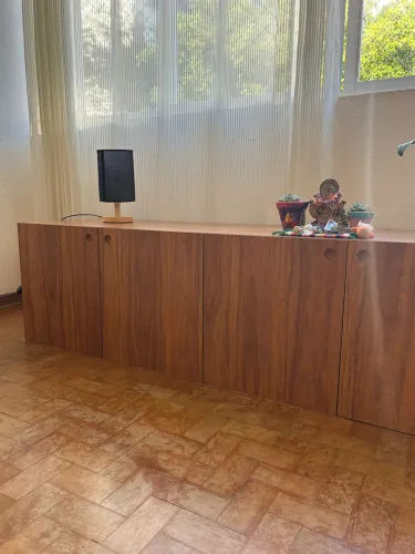 Armário de sala - madeira maciça