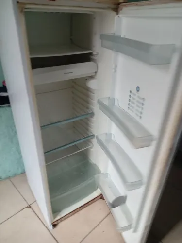 VENDO UMA GELADEIRA BOA 