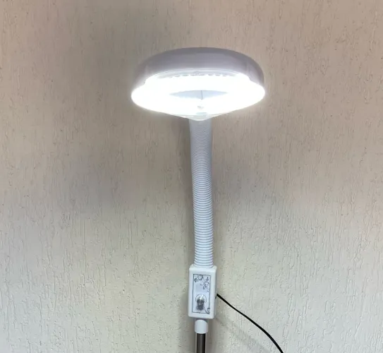 Luminária articulada de chão com lupa e led