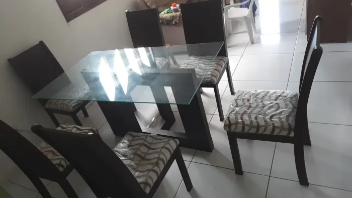 Vendo está linda mesa de jantar com 6 cadeiras ainda no plástico tampa de vidro
