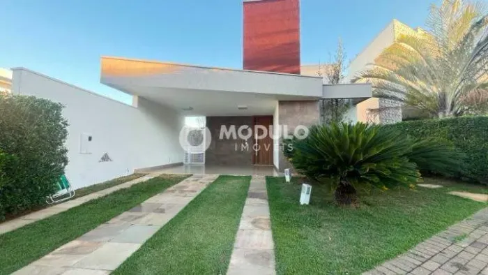 Casa residencial disponível para locação em condomínio no bairro Laranjeiras.