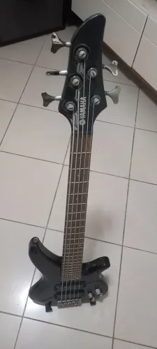 Baixo Yamaha