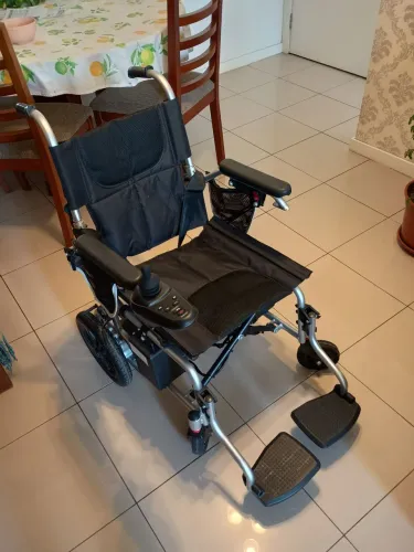cadeira de rodas elétrica novinha
