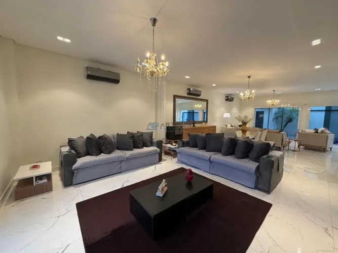 Sobrado triplex com 4 dormitórios no Canto do Forte à venda em Praia Grande.