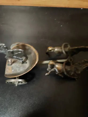 Escultura de metal gladiador em uma biga