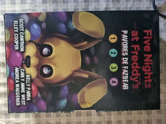 Livros Five nights até Freddy's (4 volumes)