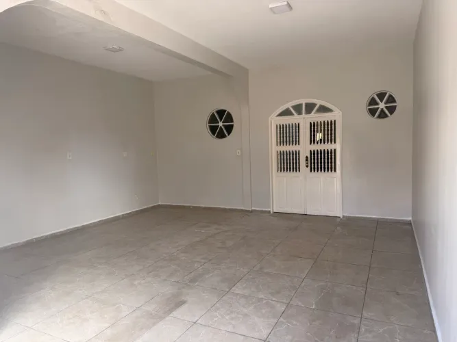 Casa bem localizada na Rua São José, próximo ao colégio Salesiano