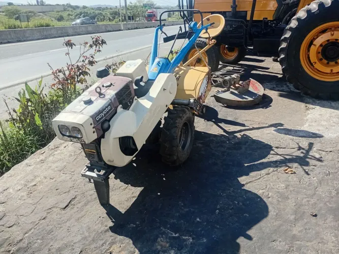 Trator com enxada rotativa