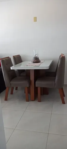 Mesa em madeira com 4 cadeiras semi novas pouco uso