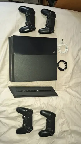 Ps4 completo com 4 controles originais e base original e jogos originais