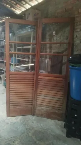 Vende se porta de madeira Massaranduba