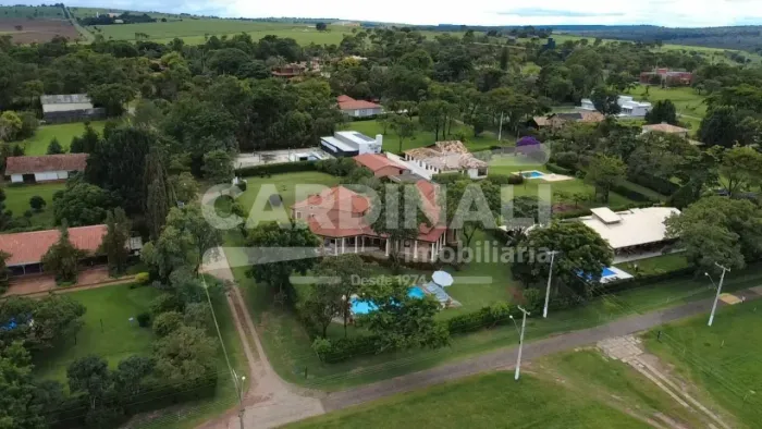 Imóvel de alto Padrão localizado no Condomínio Vila Pinhal.