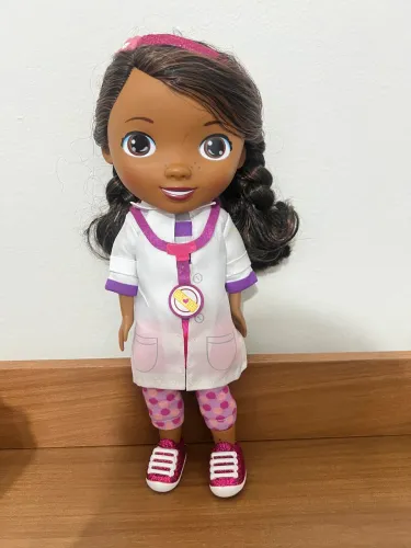 BONECA DRA BRINQUEDOS IMPORTADA FALA E CANTA EM PORTUGUÊS DE PORTUGAL, ESPANHOL E INGLÊS 