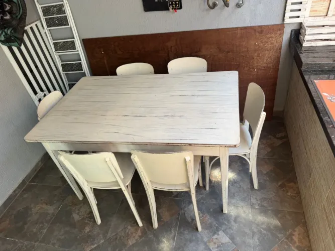 Mesa com 6 cadeiras
