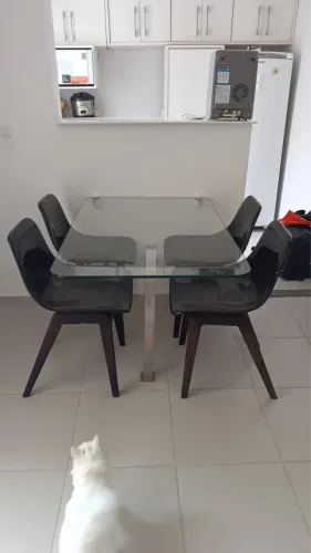 Mesa de parede com 4 cadeiras.