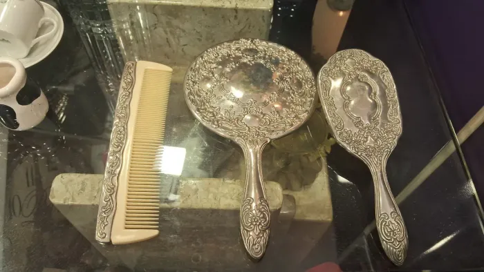 conjunto de toucador vintage composto por espelho de mão, escova de cabelo e pente estilo