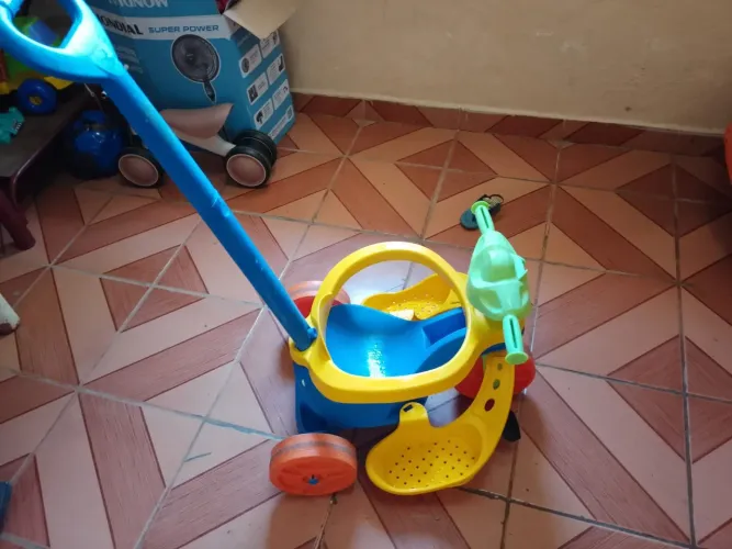 Triciclo infantil em exelente estado <br>R$ 80,00<br><br>Retirada Novo aleixo