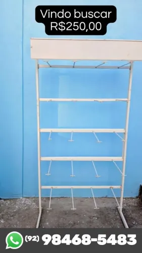 Expositor de chão com ganchos metálicos