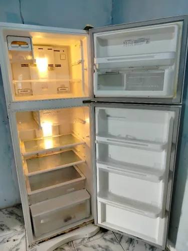 Vende se essa geladeira está boa ótima 
