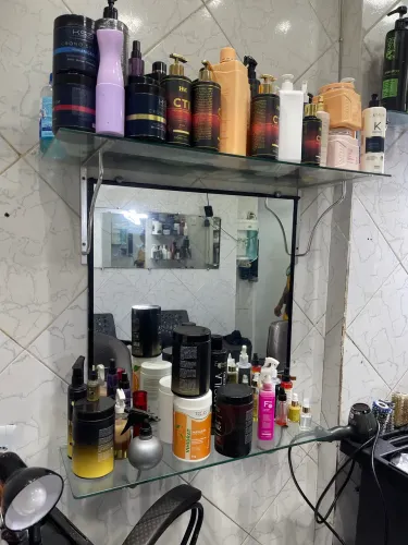 Vendo prateleiras e móveis usados para montar um salão