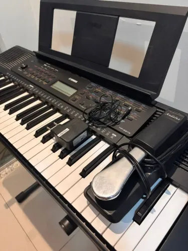 Teclado Yamaha PSR-E273 - Completo e em Excelente Estado