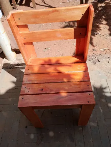 Cadeira rústica de paletes