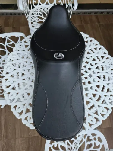 Vendo banco inteiriço da super meteor 650 celestial, na cor preta.