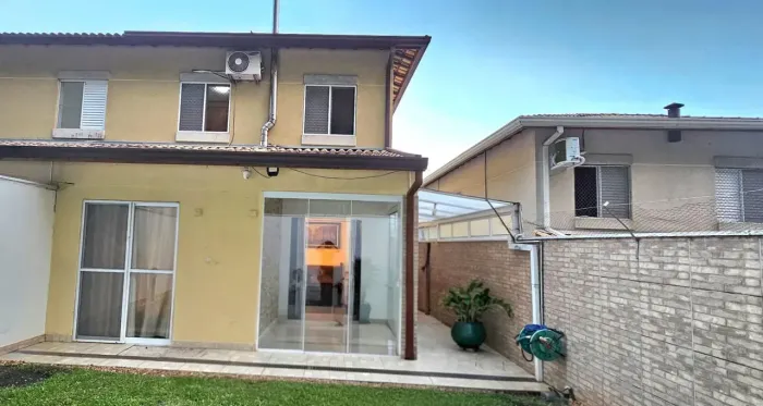 Melhor preço do condomínio!! Sobrado repleto de armários com amplo quintal nos fundos